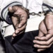 القبض على شخصين سرقا مقتنيات مالية وشخصية من مركبات في السيب