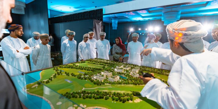 الموج مسقط يدشن مركز الأعمال الوحيد من نوعه في الشرق الأوسط على ملعب الجولف وضفاف المحيط