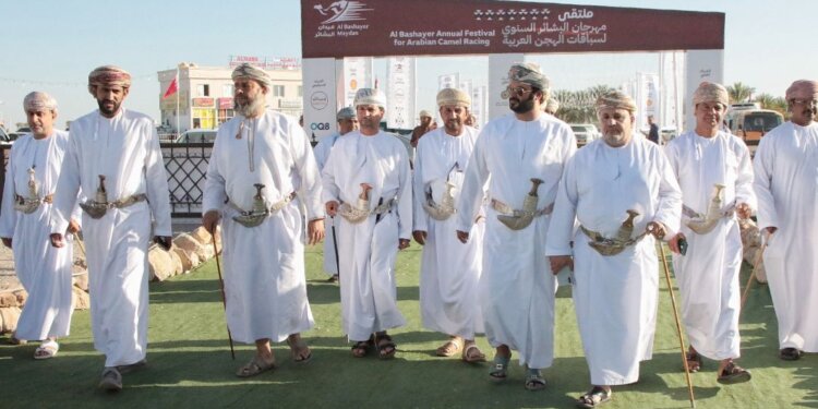 جمعية الصحفيين العُمانية تشهد إنطلاق فعاليات مهرجان البشائر للهجن العربية