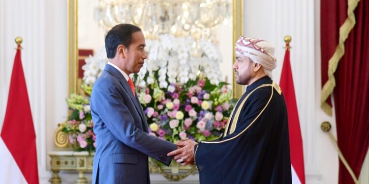 سفيرنا لدى اندونيسيا يقدم أوراق اعتماده.. وينقل تحيات جلالة السلطان