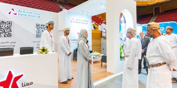 بنك مسقط يشارك في معرض الوظائف والتدريب بجامعة السلطان قابوس