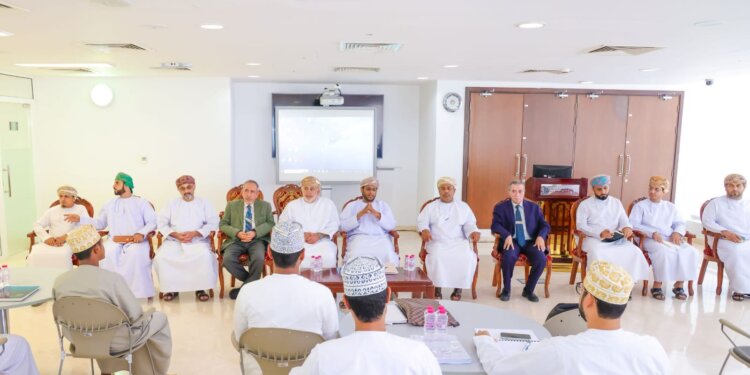 وكيل “التجارة والصناعة” يلتقي بأصحاب الشركات الطلابية  في شمال الباطنة