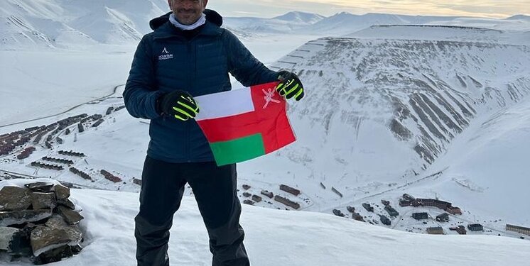 مغامر عُماني يصل لأعلى قمة جبل في أرخبيل سفالبارد بالقطب الشمالي
