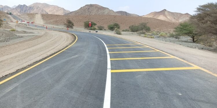 إصدار أمر مباشرة تنفيذ مشاريع صيانة الطرق الأسفلتية لمحافظتي شمال الباطنة والظاهرة