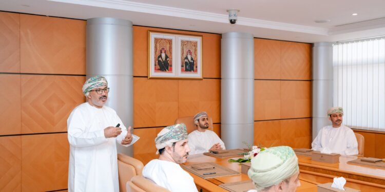سمو السيد ذي يزن يزور وحدة متابعة تنفيذ رؤية عمان 2040