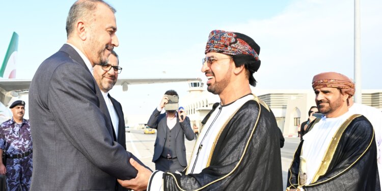 وزير الخارجية الإيراني يصل سلطنة عُمان