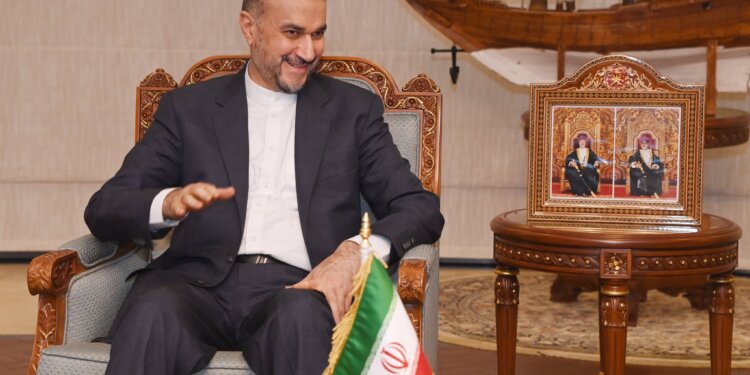 وزير الخارجية الإيراني يشيد بدور سلطنة عُمان الإيجابي لرفع العقوبات عن إيران