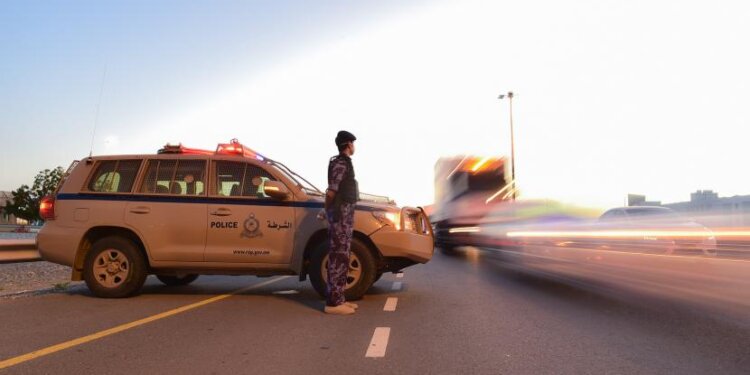 ضبط شخص انتحل صفة رجل شرطة وسرق مبالغ نقدية