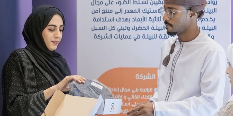 عبر إعادة تدوير البلاستيك المهدر.. شركة عُمانية طلابية تنتج أحبار للطابعات ثلاثية الأبعاد