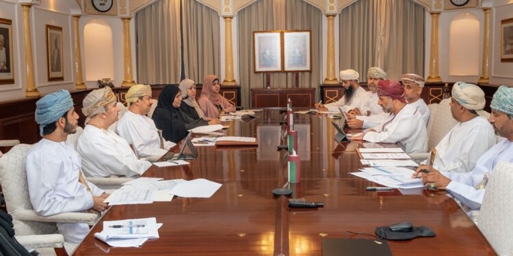 اللجنة المشتركة بين جامعة السلطان قابوس ووزارة الإعلام تناقش إصدار بطاقة متدرب لطلبة الإعلام