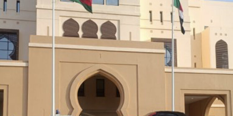 سلوك مرفوض: سائقيْن يقومان بالاستعراض معرّضيْن حياتهما للخطر
