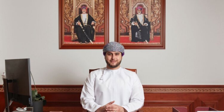 أجرى خلالها مباحثات مع عددٍ من كبار  المسؤولين .. سّمو السّيد بلعرب يعود إلى البلاد