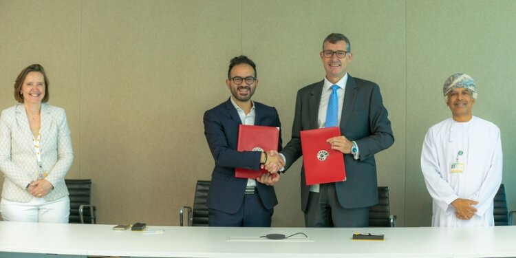 شركة تنمية نفط عُمان توقع على عقد مع شركة شل للتنمية عُمان