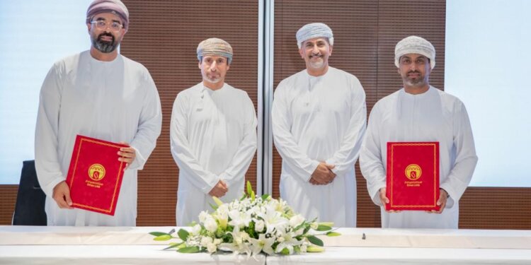 “العمانية للغاز الطبيعي المسال” توقع اتفاقيات البنود الملزمة مع شركة شل العالمية للتجارة في الشرق الأوسط وأوكيو للمتاجرة