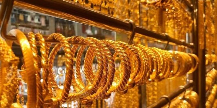 القبض على مواطن بتهمة سرقة مصوغات ذهبية من منزلين