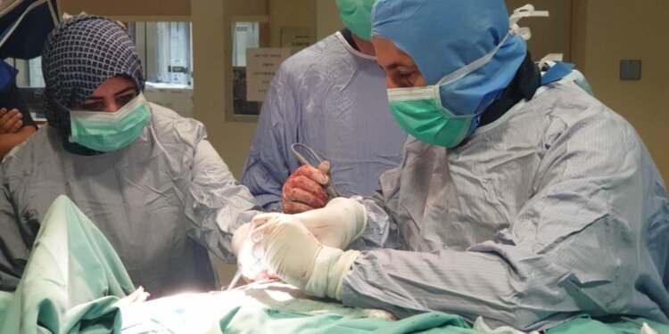 إنجاز طبي جديد.. نجاح عملية معقّدة لطفل يُعاني من قصور خلقي في الغدّة الدرقية