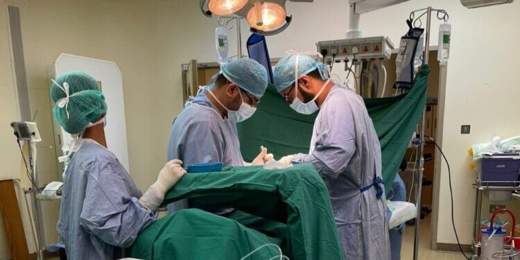 فريقٌ طبيٌّ بمستشفى خولة ينجح في تدخل جراحيٍّ عاجل لحالة حرجة في نزوى