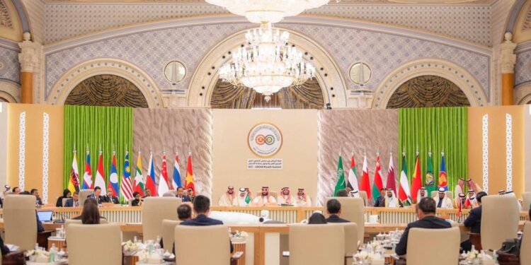 “قمة الرياض” تُدين جميع الهجمات ضد المدنيين في غزة وتدعو لوقف دائم لإطلاق النار
