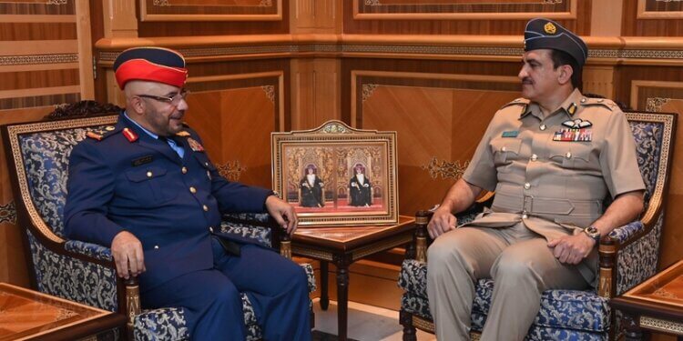 قائدُ سلاح الجو السُّلطاني يستقبل قائد القوات الجوية والدفاع الجوي الإماراتي