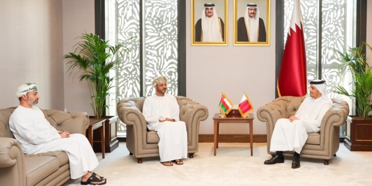 ناقشا خلاله تداعيات العدوان الإسرائيلي الغاشم.. وزير الخارجية ونظيره القطري يجتمعان في الدوحة