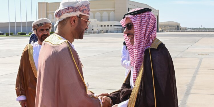 وزير الخارجية السعودي يصل إلى سلطنة عُمان