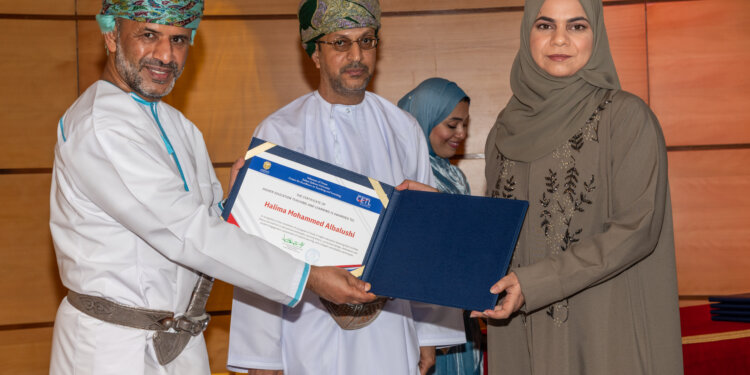 جامعة السلطان قابوس تحتفل بتخريج الدفعة الرابعة من خريجي برنامج شهادة التدريس في التعليم العالي
