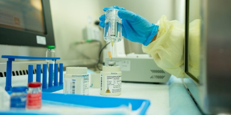 مركز السُّلطان قابوس المتكامل لعلاج وبحوث أمراض السرطان يطلق خدمة علاجية جديدة.. تعرّف عليها