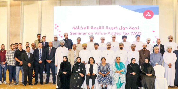 بنك مسقط  وجهاز الضرائب يواصلان تعريف الزبائن من الشركات حول ضريبة القيمة المضافة