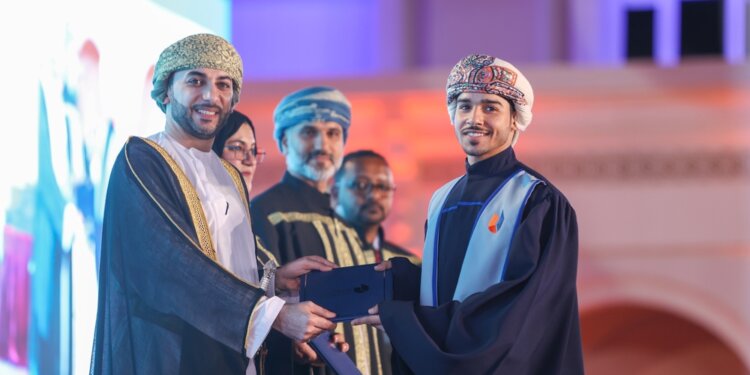 جامعةُ التقنية والعلوم التطبيقية تحتفل بتخريج 550 خريجًا وخريجة