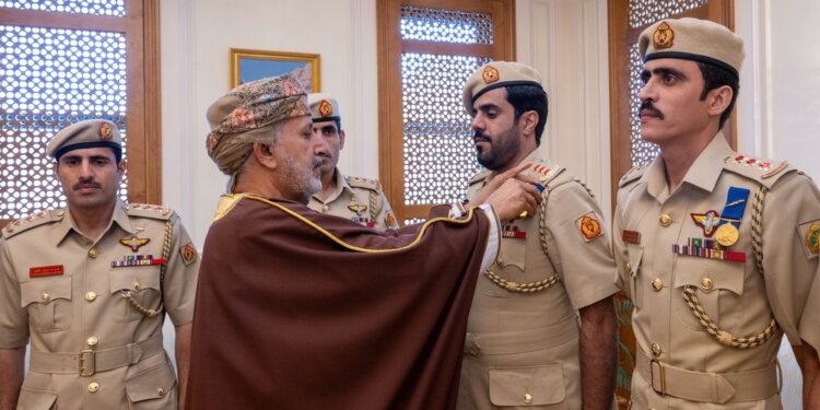 بالصور.. جلالة السلطان المعظم يتفضل فينعم بميداليتي الخدمة الممتازة والثناء السُّلطاني على عددٍ من الضباط