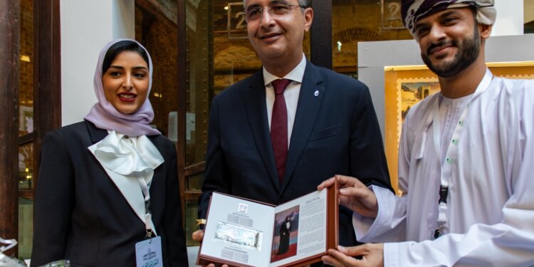 بريد عُمان يشارك في المعرض العربي للطوابع بالقاهرة