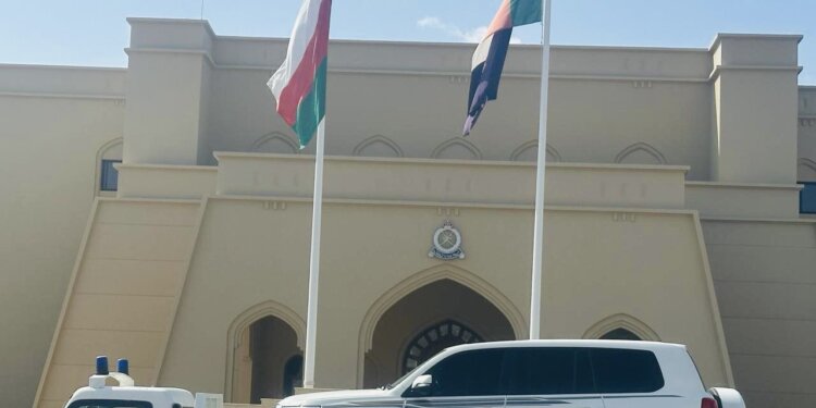 سائق مركبة عرض نفسه للخطر .. و”الشرطة” تستكمل بحقه الإجراءات القانونية