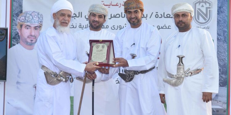 بنك مسقط يفتتح مشروع تعشيب ملعب فريق الأبيض بولاية نخل ضمن برنامج “الملاعب الخضراء”