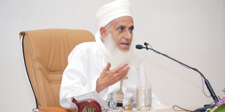 سماحة الشيخ الخليلي: نرى نجدة ذوي القربى للعدو اللدود بما يحتاجه وما لا يحتاجه من المؤن