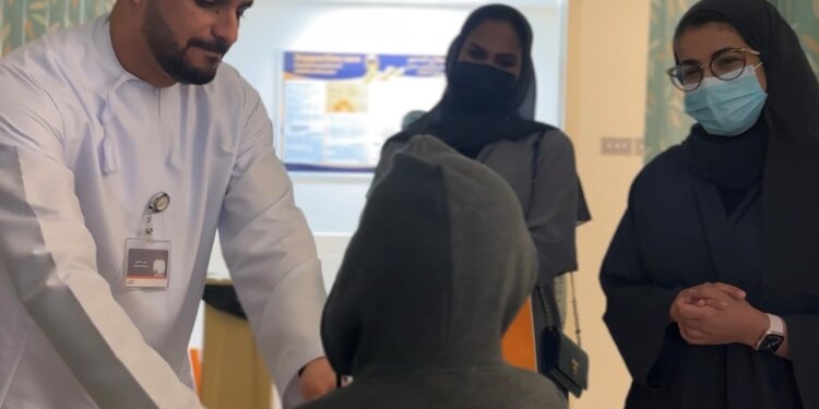 عمانتل تنظم زيارة ميدانية للأطفال المصابين بمرض السرطان بالمستشفى السلطاني 
