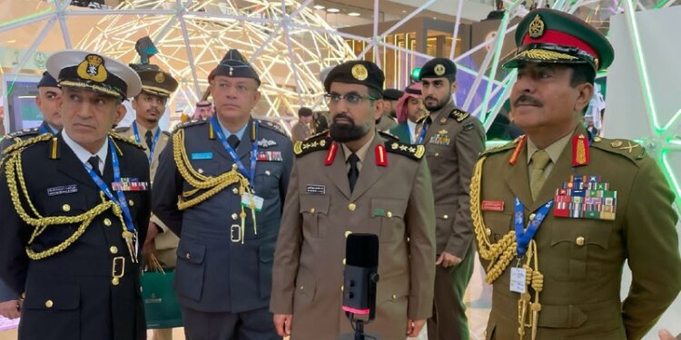 قائد الجيش السلطاني العُماني يزور معرض الدفاع العالمي بالسعودية