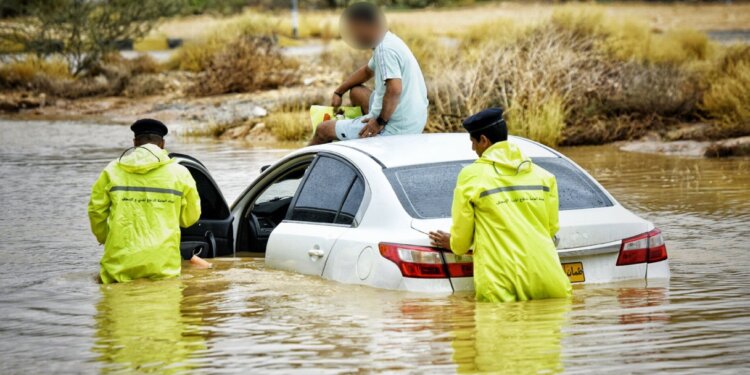 احتجاز شخص في تجمعات مائية بالسيب