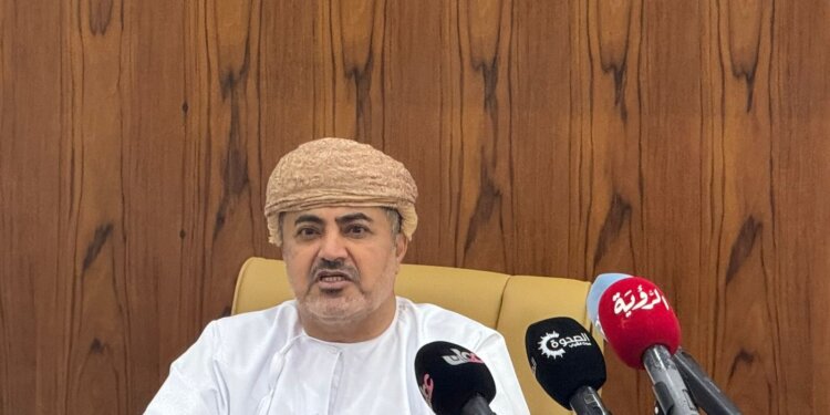 “المعولي” يكشف تفاصيل مشكلة الطيارين العمانيين المتدربين لدى الطيران العُماني