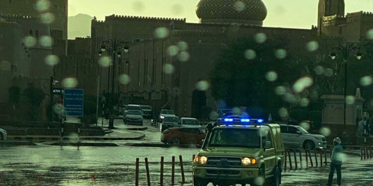 احترازيًا.. إخلاء ساحة المواقف العامة بسوق ‎نزوى