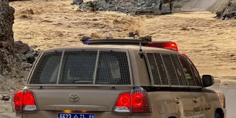 احتجاز مركبتين وبها أشخاص في مجرى واديٍ بالمضيبي