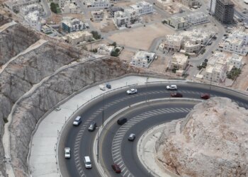 استخدموا الطريق البديل .. إغلاق طريق عقبة العامرات