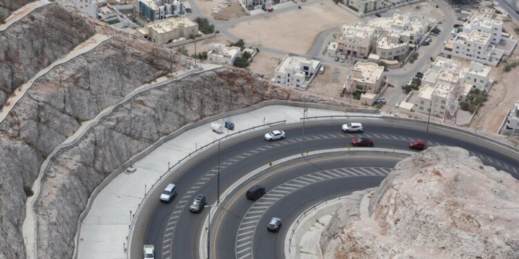 استخدموا الطريق البديل .. إغلاق طريق عقبة العامرات