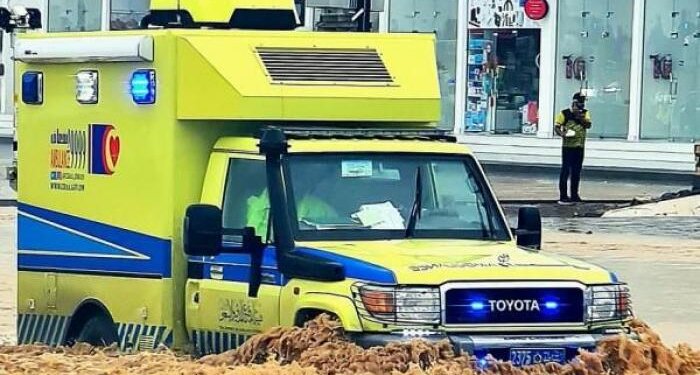 انجراف مركبة بداخلها عائلة مكونة من ٤ – ٥ أشخاص