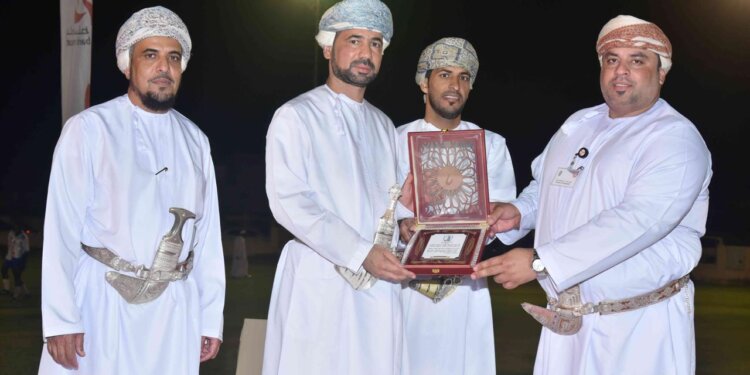 ضمن برنامج “الملاعب الخضراء”.. بنك مسقط يحتفي بافتتاح مشروع إنارة فريق ملعب الهرم الرياضي بولاية بركاء