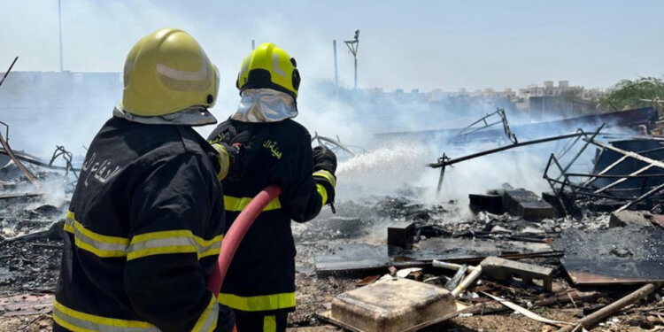 نجاة عمال بركاء بعد إخماد حريق في سكنهم