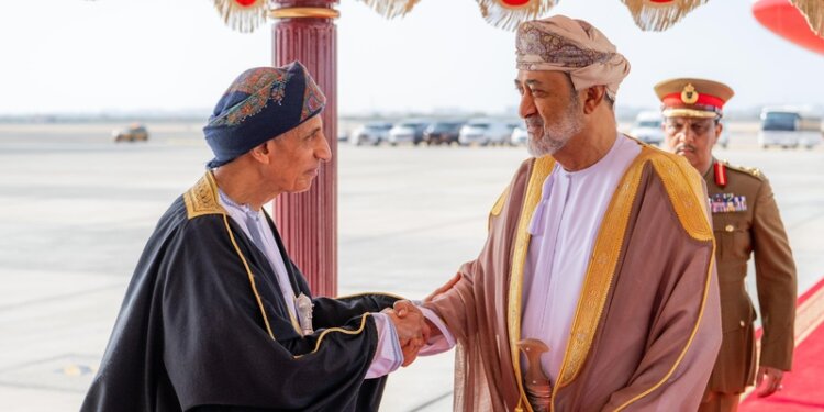 جلالة السلطان المعظم يصل إلى أرض الوطن