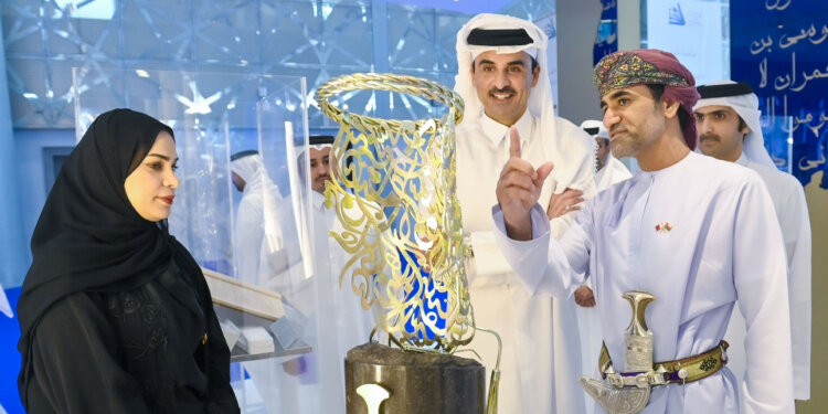 أمير دولة قطر يستكشف إرث سلطنة عُمان بمعرض الكتاب الدولي في الدوحة