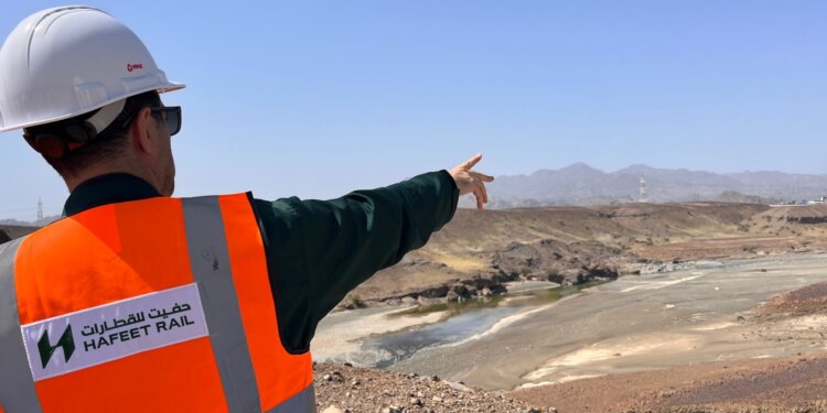 مشروع السكك الحديدية بين سلطنة عُمان والإمارات يخطو خطواته الأولى نحو التنفيذ.. و”الصحوة” حاضرة خلال زيارة ميدانية لمسار المشروع