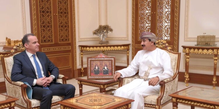 وزير المكتب السُّلطاني يستقبل مسؤولًا أمريكيًّا