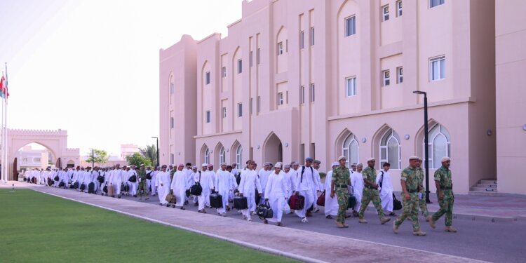 دفعة جديدة من المواطنين تلتحق بشؤون البلاط السلطاني